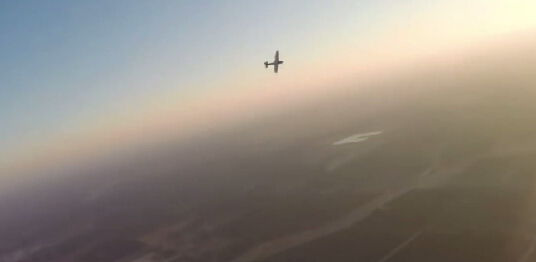 震撼视效极限降落短片《男子无降落伞从9000英尺高空跳下，然后……》