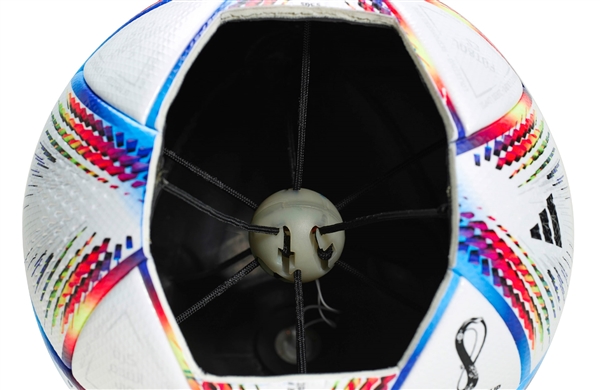 卡塔尔世界杯奇妙一幕：你见过足球充电吗？