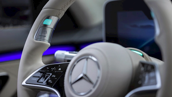 奔驰获全球首家L3级自动驾驶认证：开车不用看路 出事故奔驰负责