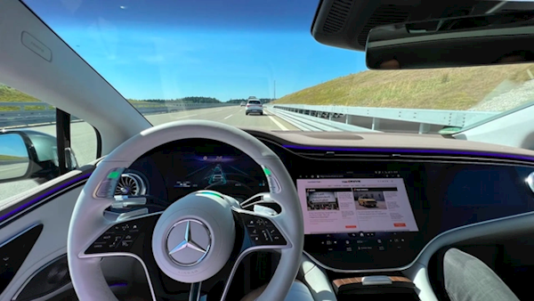 奔驰获全球首家L3级自动驾驶认证：开车不用看路 出事故奔驰负责