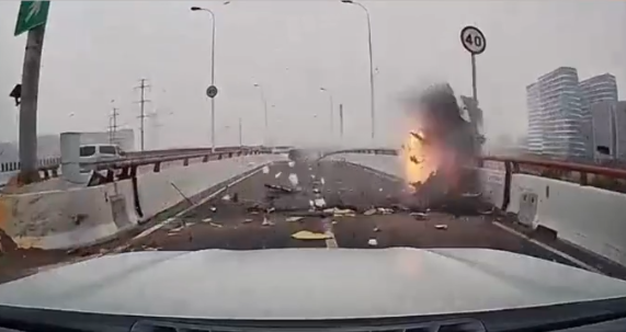 上海中环内圈发生单车事故 官方通报：车辆起火翻滚地面 驾驶员死亡