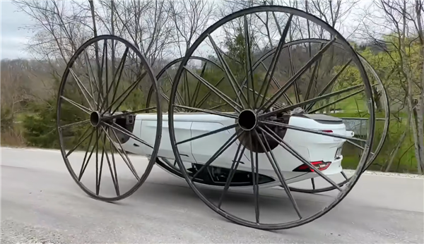 小伙爆改特斯拉Model 3：加装120寸轮毂、增加“逆天”功能