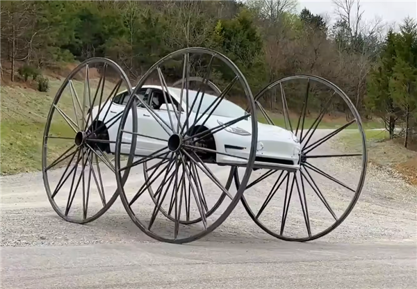 小伙爆改特斯拉Model 3：加装120寸轮毂、增加“逆天”功能