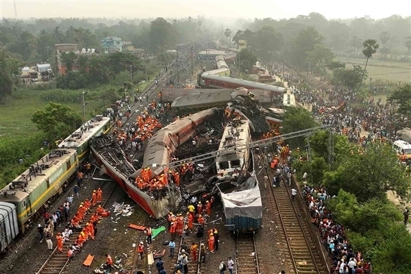 印度再发生火车相撞事故：12节车厢脱轨、司机受伤