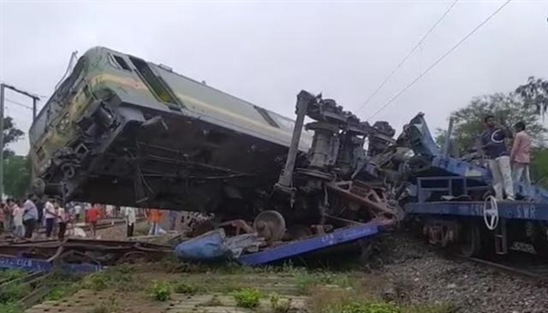 印度再发生火车相撞事故：12节车厢脱轨、司机受伤